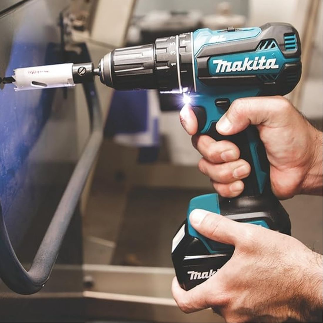 BLACK NOVEMBER - Kit Completo di Avvitatore Professionale - 45 Accessori e 2 Batterie